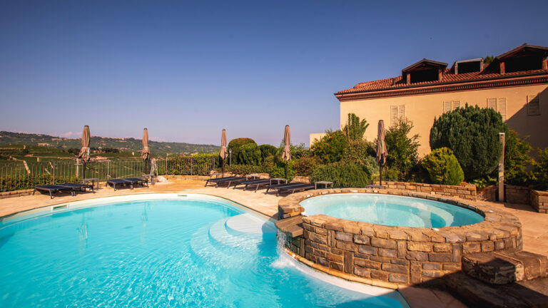 Esterno hotel e piscina