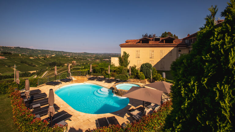 Esterno hotel e piscina