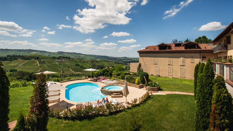 Esterno hotel e piscina